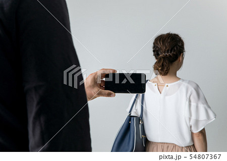 女性を盗撮する男性 54807367