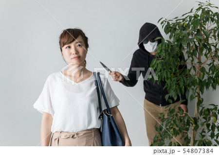 犯罪者に気づかない女性 犯罪者に気づかない女性 54807384