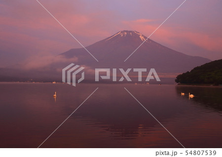 朝焼けの富士山 54807539