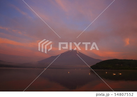 朝焼けの富士山 54807552