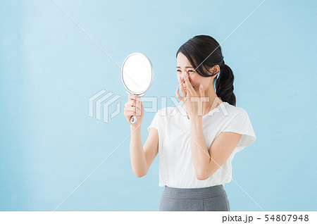 鏡を見る女性（青背景) 54807948