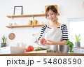 キッチンで料理を作る若い主婦 54808590