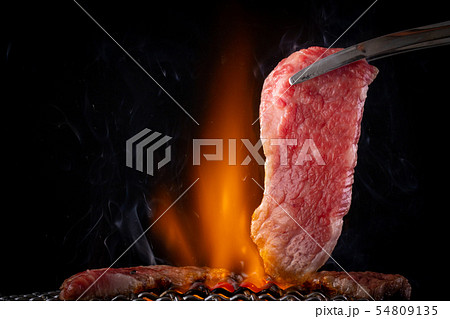 焼肉屋で肉を焼く 54809135