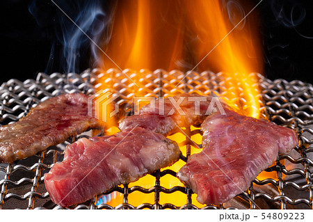 焼肉屋で肉を焼く 54809223