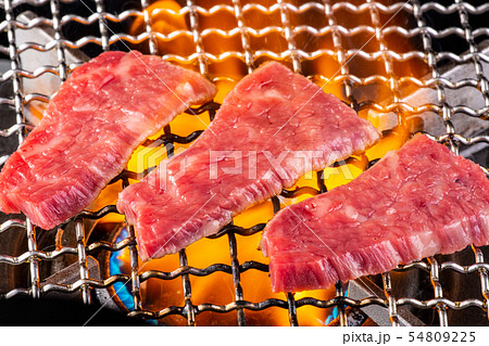 焼肉屋で肉を焼く 54809225