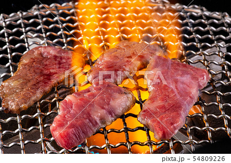 焼肉屋で肉を焼く 54809226