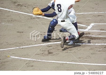 高校野球 クロスプレーの写真素材