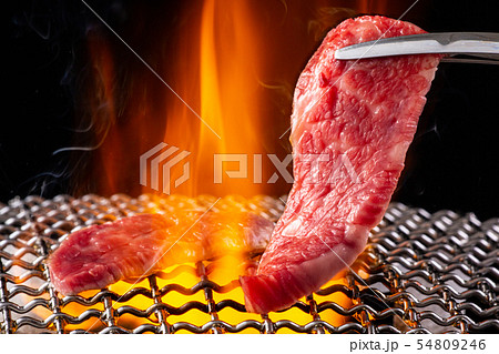 焼肉屋で肉を焼く 54809246