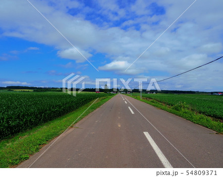 北海道十勝のまっすぐな道の写真素材