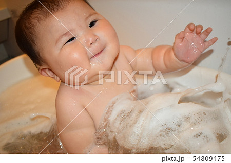 赤ちゃん むちむち 笑顔 8カ月 イメージの写真素材