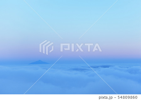 雲海に浮かぶ利尻岳（北海道） 54809860