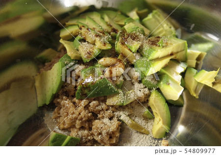 ボウルで食材を混ぜ合わせる ボウルで食材を混ぜ合わせる 54809977