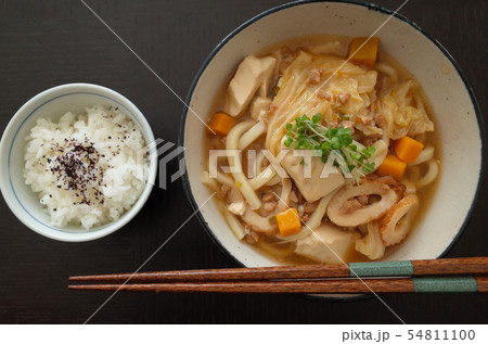 カボチャとキャベツの煮込みうどんと、ゆかりごはん 54811100