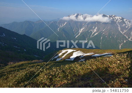 馬蹄形　笠ヶ岳から見る朝の谷川岳 54811750