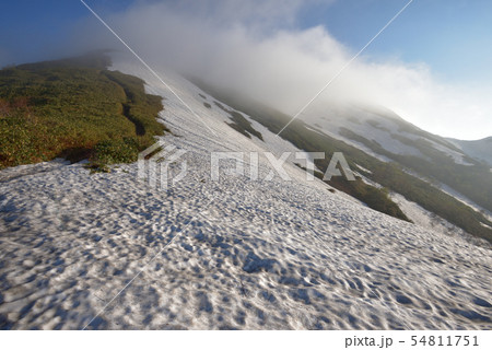 馬蹄形　残雪と雲湧く笠ヶ岳山頂　白毛門側から見る 54811751