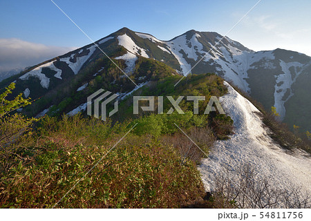 馬蹄形　白毛門山頂北側から見る笠ヶ岳、烏帽子岳へ続く尾根 54811756