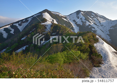 馬蹄形　白毛門山頂北側から見る笠ヶ岳、烏帽子岳へ続く尾根 54811757