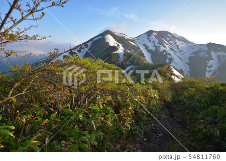 馬蹄形　白毛門山頂北側縦走路から見る笠ヶ岳、烏帽子岳へ続く尾根 54811760