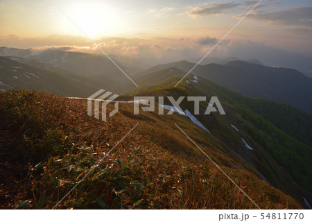 馬蹄形　白毛門山頂から登る朝日を見る 54811770