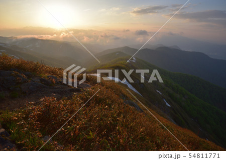 馬蹄形　白毛門山頂から登る朝日を見る 54811771