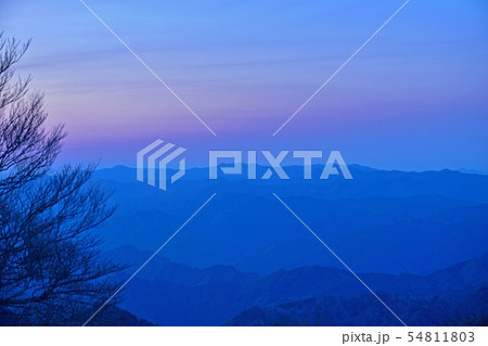 夕闇迫る大台ケ原の山並み 夕闇迫る大台ケ原の山並み 54811803