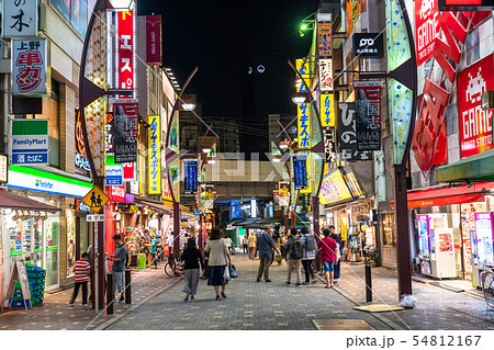 東京都 上野駅 賑わう夜の繁華街の写真素材