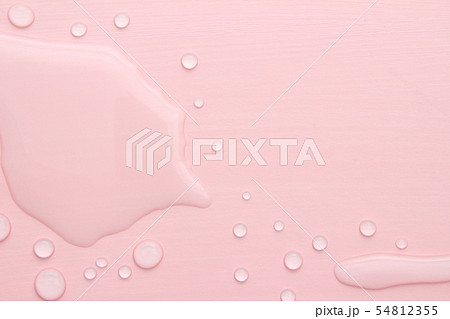 ピンク色の背景と水滴の粒 54812355