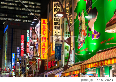 東京都 上野 賑わう夜の繁華街の写真素材