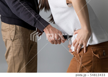 女性を刺す男性 54813433