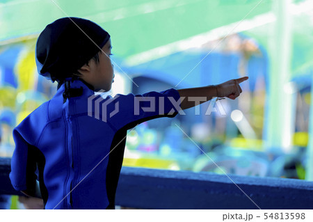 Children in swimming suits look for something. 54813598