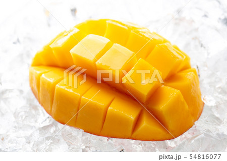 カットした完熟マンゴー カットした完熟マンゴー 54816077
