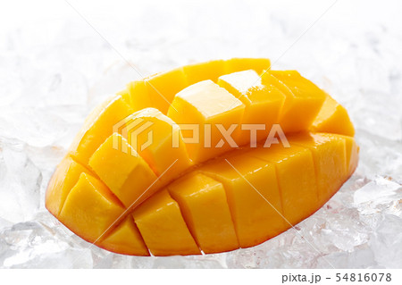 カットした完熟マンゴー 54816078