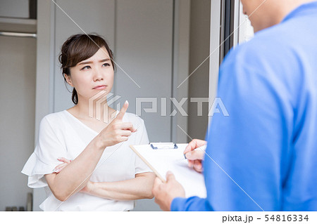 知らない人が訪問してきて困る主婦 知らない人が訪問してきて困る主婦 54816334