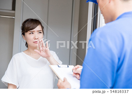 知らない人が訪問してきて困る主婦 54816337