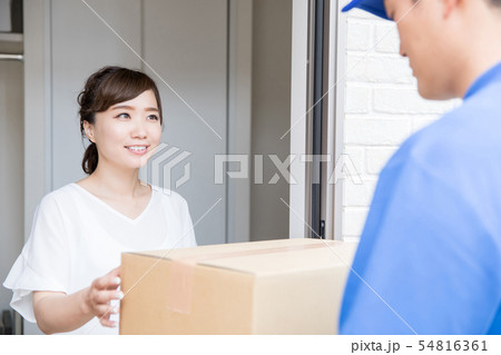 宅配業者と女性 54816361