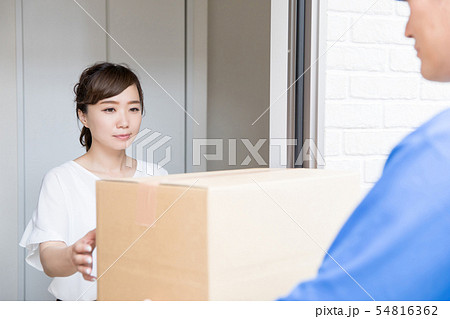 宅配業者と女性 宅配業者と女性 54816362