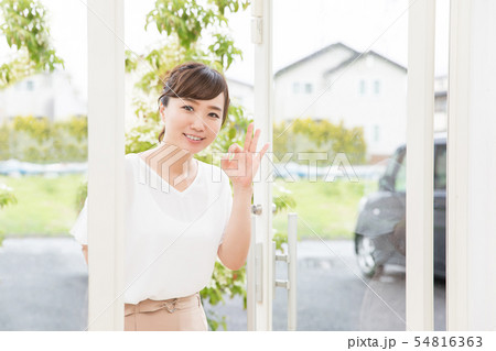 玄関から入ってくる女性 54816363