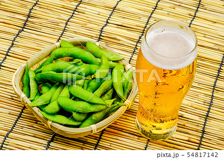 ビールと枝豆の写真素材