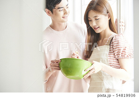 カップル ライフスタイル 料理の写真素材 54819936 Pixta