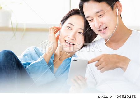 夫婦 カップル スマホ イヤホン 夫婦 カップル スマホ イヤホン 54820289