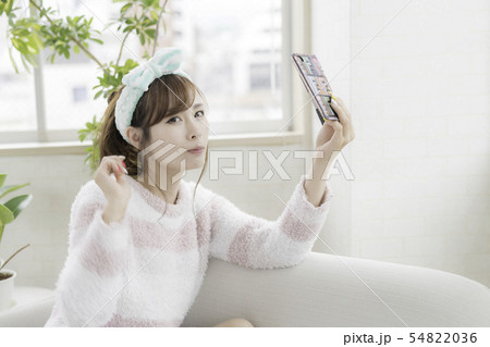 自撮りする女性 自撮りする女性 54822036