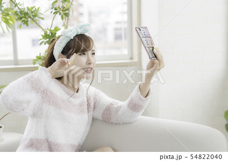 自撮りでピースをする若い女性 54822040