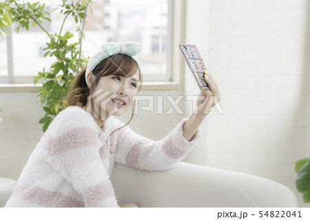 セルフィーをする若い女性 セルフィーをする若い女性 54822041