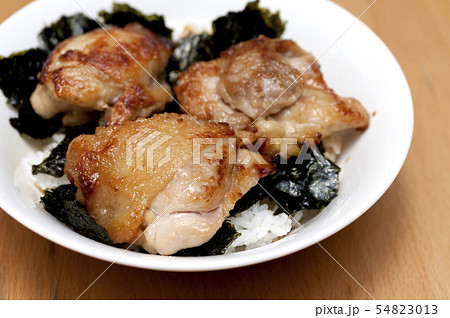 こんがり焼いた鶏肉のせ飯 54823013