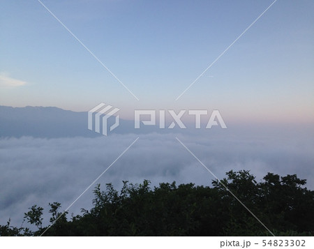 早朝の雲海 54823302