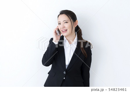 スマホで話をする笑顔のビジネスウーマン 54823461