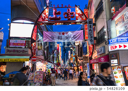 東京都 上野駅 賑わう夜の繁華街の写真素材