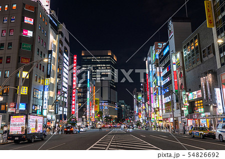 東京都 上野駅 賑わう夜の繁華街の写真素材