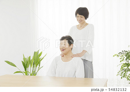 女性二人　肩揉み 54832132