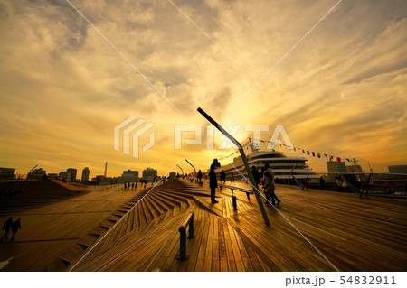 横浜みなとみらいの夕景 54832911